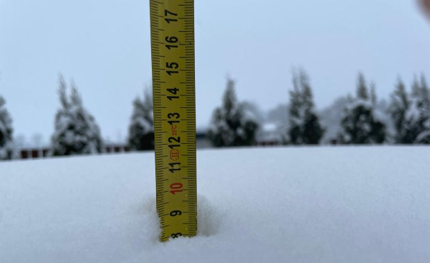 Z powodu śniegu utrudnienia na drogach w regionie i 3 tys. odbiorców bez prądu