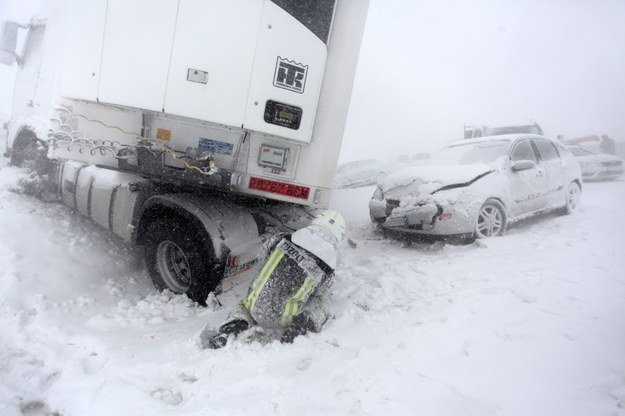 Z powodu śnieżyc na węgierskich drogach w ostatnich dniach doszło do wielu groźnych wypadków /Gyorgy Varga /PAP/EPA
