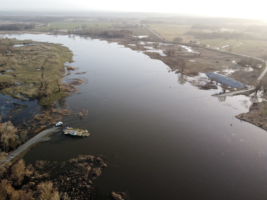 Z powodu szybko podnoszącego się poziomu wody w Odrze zamknięta została m.in. przeprawa promowa Czerwieńsk-Brody /Lech Muszyński /PAP