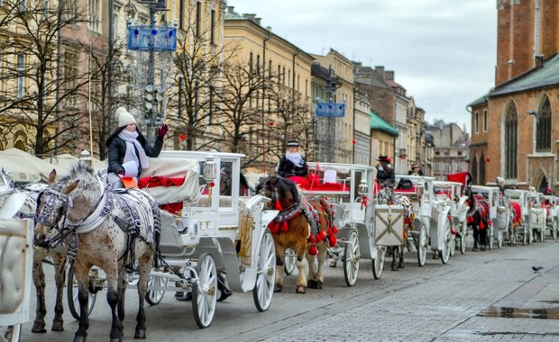 Z powodu upału zamknięty postój dorożek na Rynku Głównym 