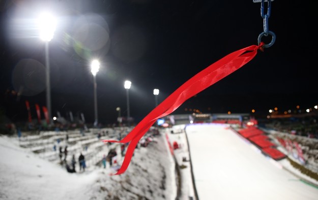 Z powodu zbyt silnego wiatru odwołano w piątek obie serie treningowe przed zawodami Pucharu Świata w skokach narciarskich na Wielkiej Krokwi /Grzegorz Momot /PAP