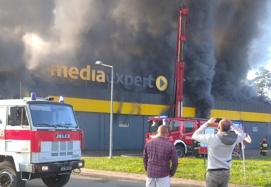 Z pożarem w Nowym Sączu walczy 9 zastępów straży pożarnej /Teresa /Gorąca Linia RMF FM