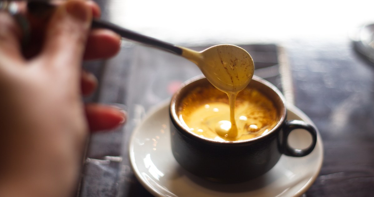 Z pozoru niewinny dodatek do porannej kawy może dostarczać nawet kilkunastu łyżeczek cukru naraz /123RF/PICSEL