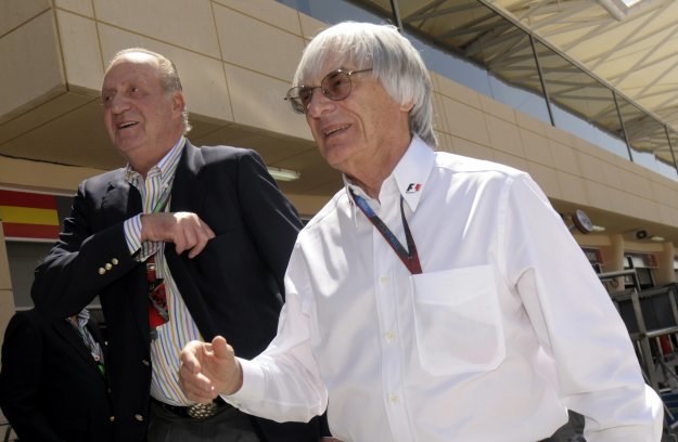 Z prawej Bernie Ecclestone w towarzystwie króla Hiszpanii, Juana Carlosa /AFP