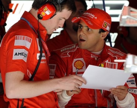Z prawej Felipe Massa /AFP
