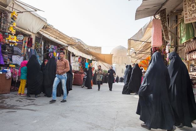 Z prawej kobiety w burkach na bazarze /&copy;123RF/PICSEL