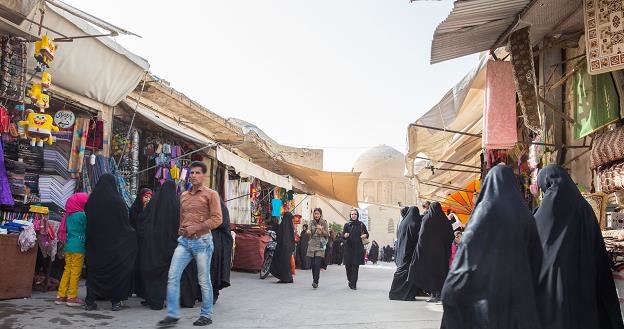 Z prawej kobiety w burkach na bazarze /&copy;123RF/PICSEL