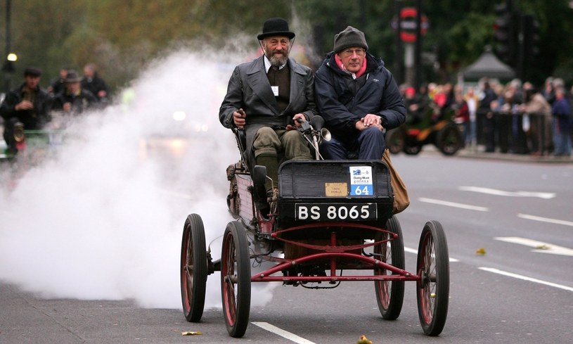 Z prędkością 30 km/h mogły się poruszać takie pojazdy, wyprodukowane przeszło 120 lat temu... /Getty Images