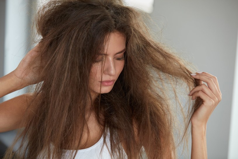 Z problemem suchych włosów poradzisz sobie we własnej łazience /123RF/PICSEL