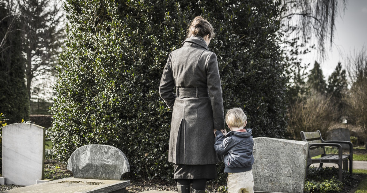 Z psychologicznego punktu widzenia nie ma żadnych przeciwwskazań, by dziecko uczestniczyło w pogrzebie /123RF/PICSEL