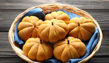 Z purée z dyni zrobisz przepyszne bułeczki. Będą idealne do jesiennych śniadań i kolacji