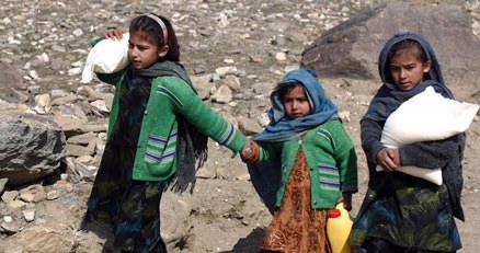 Z rąk talibów i od bomb NATO giną również dzieci... /AFP