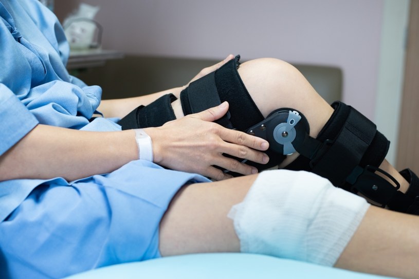 Z refundacji sprzętu ortopedycznego mogą skorzystać osoby ubezpieczone, posiadające zlecenie na sprzęt od lekarza /123RF/PICSEL