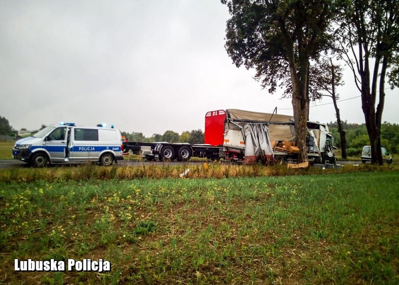Z rozdartej plandeki wysypywał się ładunek /Policja