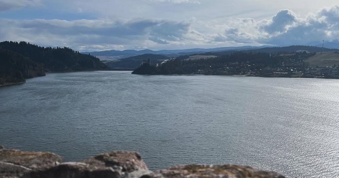 З руїн замку відкривається чудова панорама на озеро, яке називають "Польською Гардою" /Domena publiczna