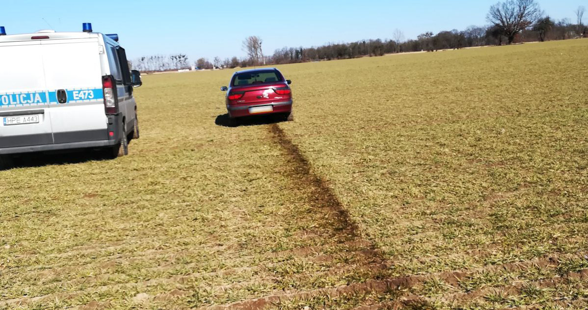 Z silnika wyciekł olej, co zatrzymało uciekiniera /Policja