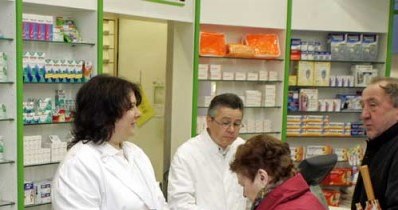 Z sondażu wynika, że ok. jednej trzeciej Polaków zdarza się szukać leków po niższych cenach /AFP