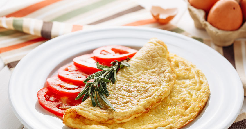 Z tą metodą omlet wyjdzie perfekcyjnie /123RF/PICSEL