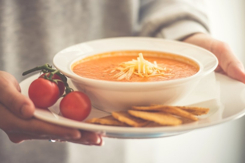 Z taką pomidorową nie ma żartów. Jeden składnik wyniesie ją na poziom restauracyjny