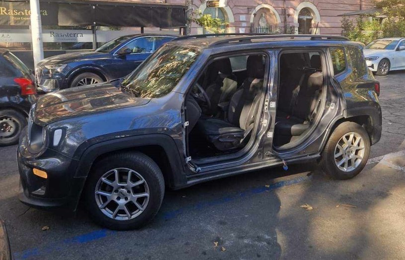 Z tego Jeepa Renegade skradziono tylko drzwi. Wynajmujący auto turysta nie miał pełnego ubezpieczenia, musiał zapłacić 1500 euro / Fot: Facebook /