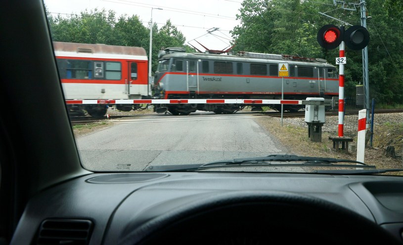 Z telefonu nie można korzystać również w czasie postoju przy zamkniętym przejeździe kolejowym. /Pawel Wodzynski /East News
