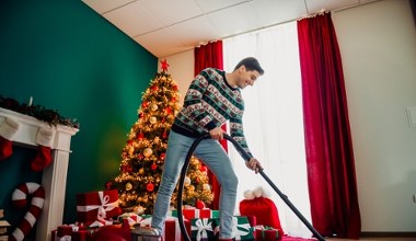 Z twojej choinki opadają igły? Zrób to, a drzewko przetrwa całe święta