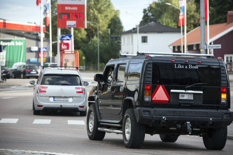 Z tyłu samochód musi być oznaczony ostrzegawczym trójkątem /Getty Images