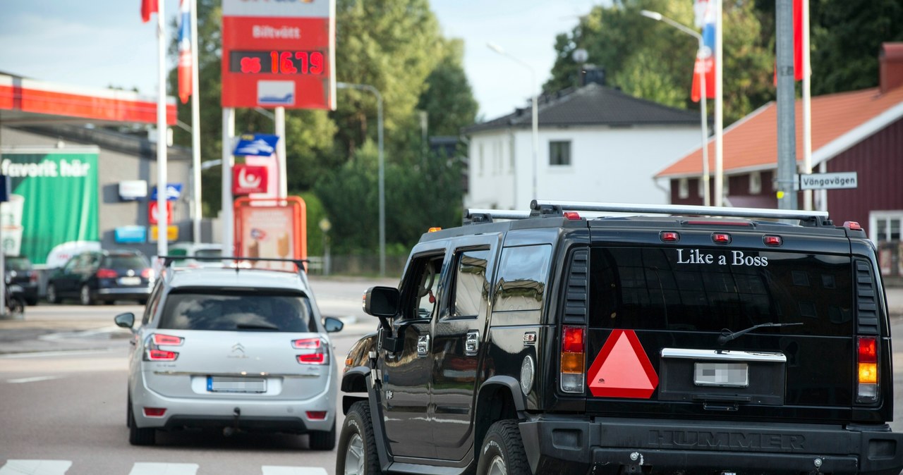 Z tyłu samochód musi być oznaczony ostrzegawczym trójkątem /Getty Images