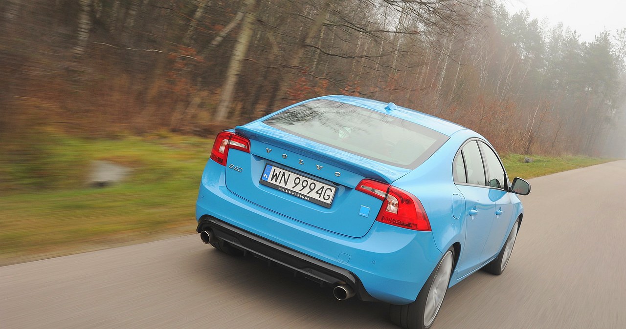 Z tyłu Volvo S60 Polestar uwagę zwracają spojler oraz dyfuzor. /Motor