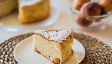 Z tym sernikiem nie musisz martwić się o figurę. Tłusty twaróg zastąpisz jogurtem