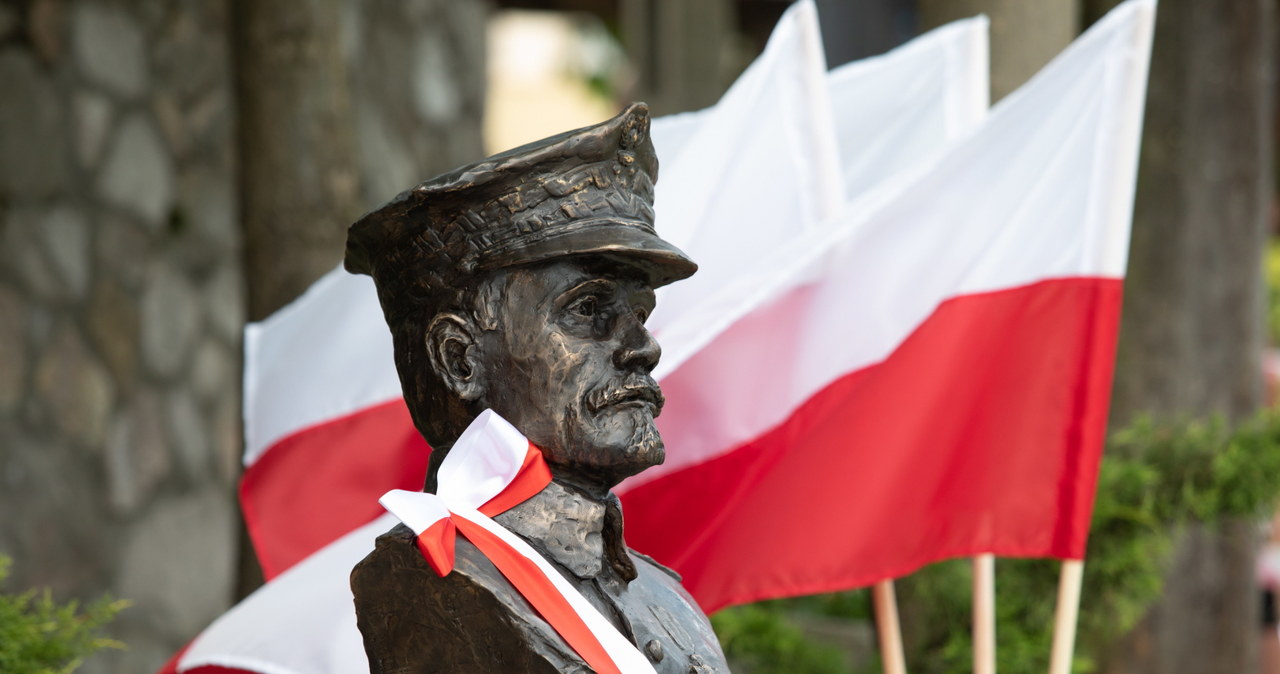 Z udziałem prezydenta Andrzeja Dudy w Jurczycach odsłonięto pomnik generała broni Józefa Hallera /	Jacek Bednarczyk   /PAP