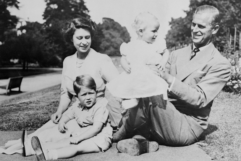 Z ukochanymi dziećmi Karolem i Anną oraz mężem Filipem, 1950 r. /East News