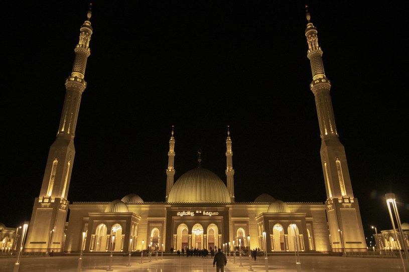 Z ukończonych budowli w mieście można podziwiać olbrzymi meczet Al-Fattah Al-Aleem /Wikipedia