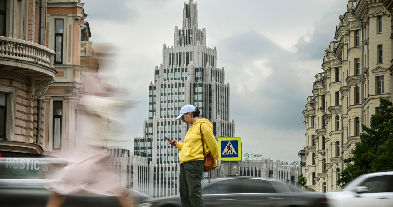 Z ulic rosyjskich miast, w tym przede wszystkim Moskwy, zniknęły szyldy globalnych marek odzieżowych /ALEXANDER NEMENOV /AFP
