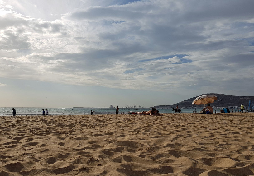 Z uroków plaży w Agadirze można korzystać też jesienią /Styl.pl