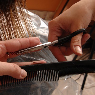 Z usług fryzjerskich korzystają głównie kobiety, mężczyźni pojawiają się sporadycznie /&copy; Bauer