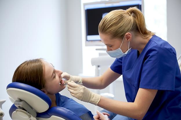 Z usług prywatnych stomatologów korzysta większość Polaków /&copy;123RF/PICSEL