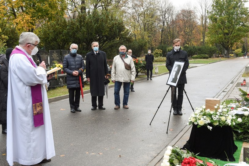 Z uwagi na obostrzenia związane z pandemią koronawirusa Wojciecha Pszoniaka żegnała garstka przyjaciół i rodzina /Mieczysław Włodarski /Reporter