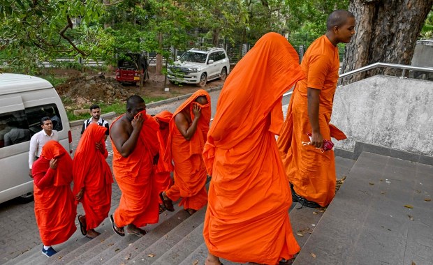 Z wakacji prosto w ręce służb. 22 buddyjskich mnichów-przemytników aresztowanych