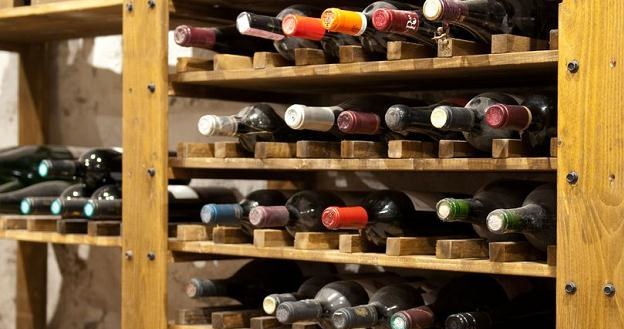 Z wakacji w UE na własny użytek można przywieźć do 90 litrów wina /&copy;123RF/PICSEL