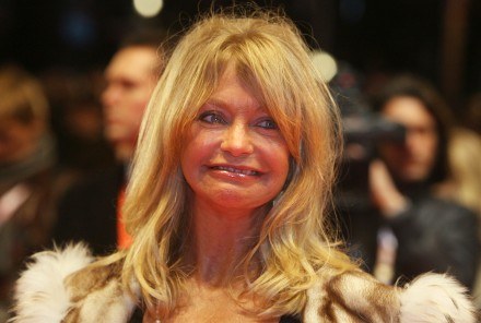 Z wdziękiem godnym gwiazdy przemknęła Goldie Hawn, /AFP