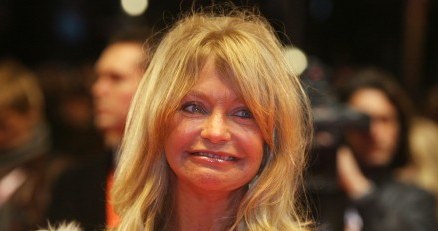 Z wdziękiem godnym gwiazdy przemknęła Goldie Hawn, /AFP