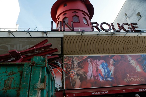 Z wiatraka na siedzibie słynnego paryskiego kabaretu Moulin Rouge odpadły skrzydła /GEOFFROY VAN DER HASSELT/AFP/East News /