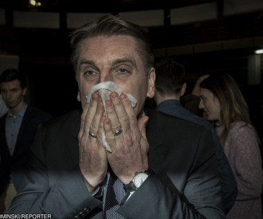 Z widzami TVP Tomasz Lis pożegnał się już na początku stycznia, tuż po objęciu fotelu prezesa TVP przez Jacka Kurskiego.

Dziennikarz podziękował widzom i współpracownikom, pochwalił się też wynikami oglądalności programu z ostatnich miesięcy. "W ostatnich miesiącach ogląda ten program średnio 2,1 mln widzów, a w ostatnich tygodniach 2,3 mln. W tym paśmie antenowym od początku pokonujemy całą konkurencję" - powiedział wtedy Lis.


 