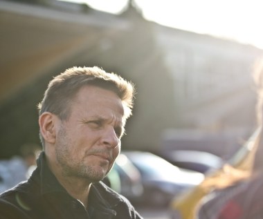 Z wieży wrocławskiego kościoła rzuca się młoda Niemka. Śledztwo prowadzi doświadczony komisarz Warski (Bartłomiej Topa). Ku jego niezadowoleniu do sprawy zostaje przydzielona także Ana Wittesch (Julia Kijowska) - niemiecka policjantka o polskich korzeniach