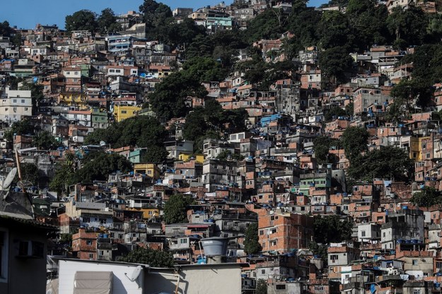 Z wirusem walczy też społeczność faweli Rocinha - dzielnicy Rio de Janeiro /Antonio Lacerda /PAP/EPA