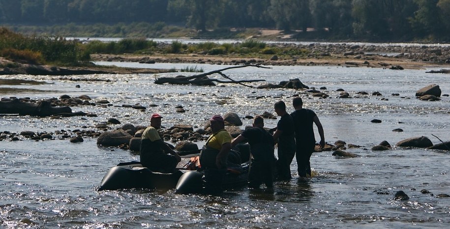 Z Wisły wyłowiono m.in. masywny fragment łuku arkady, ważący ponad 200 kg /Muzeum Historii Polski, M. Cioch /Facebook