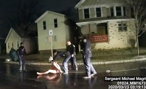 Z workiem na głowie dociskany do ziemi. Ujawniono szokujące nagranie  