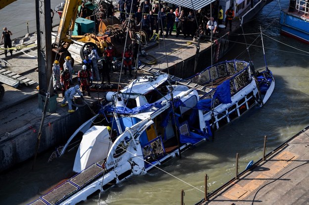 Z wraku statku na Dunaju wydobyto cztery ciała /MARTON MONUS /PAP/EPA