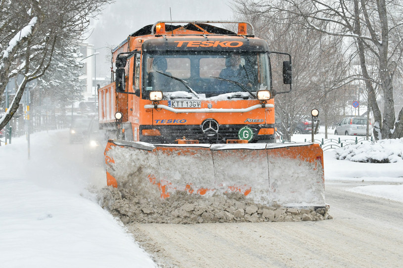 Z Zakopanego wywieziono około tysiąca ciężarówek śniegu /Maciek Jonek /Reporter